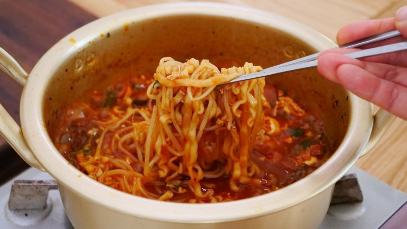 Terlalu Banyak Konsumsi Makanan Pedas dan Panas, Ini Bahayanya | YesDok